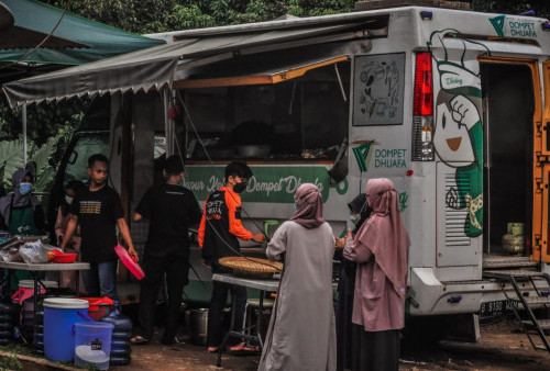 Mobil Dapur Keliling milik Dompet Dhuafa menyiapkan 500 pack makanan buka puasa untuk warga sekitar di Setu Tujuh Muara, Bojongsari