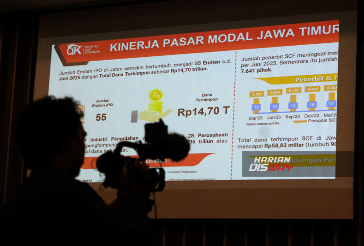 Pernyataan  Yunita tercermin dari intermediasi perbankan yang tumbuh positif, baik dari sisi penghimpunan Dana Pihak Ketiga (DPK) maupun penyaluran kredit yang terus meningkat.
Capaian signifikan pada  penyaluran Kredit Usaha Rakyat (KUR) yang hingga Juni 2025 telah mencapai Rp 66,73 triliun menjadi salah satu indikator penting . Angka ini menempatkan Jawa Timur di posisi kedua tertinggi secara nasional setelah Jawa Tengah.
“Pencapaian ini menunjukkan peran KUR  menjadi instrumental penting  dalam mendorong aktivitas usaha dan memperkuat daya tahan ekonomi daerah,” Lanjutnya 
( Foto : Boy Slamet-Harian Disway)