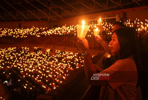 Ribuan jemaat nyalakan lilin saat ibadah misa malam Natal di Gereja Bethany Nginden Surabaya Jawa Timur, Minggu 24 Desember 2023. Dalam Ibadah Malam Natal di gereja tersebut diikuti sebanyak 20 ribu jemaat berlangsung lancar dan khidmat. (Moch Sahirol/Harian Disway)

