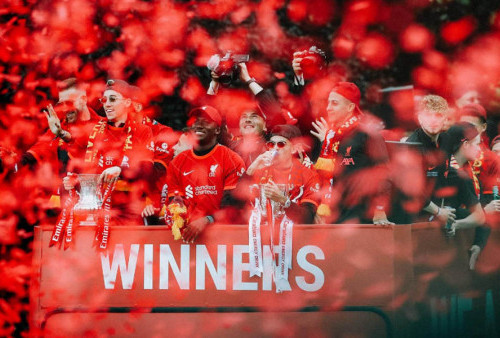 2 Piala Liverpool Diarak Keliling Kota, Pepijn Lijnders: Kami Lalui Musim yang Paling ‘Gila’