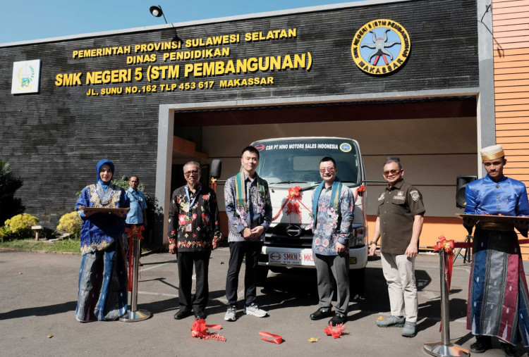 Dukung Pendidikan Vokasi, Serahkan Truk Hino 300 sebagai Media Pembelajaran di SMKN 5 Makassar 