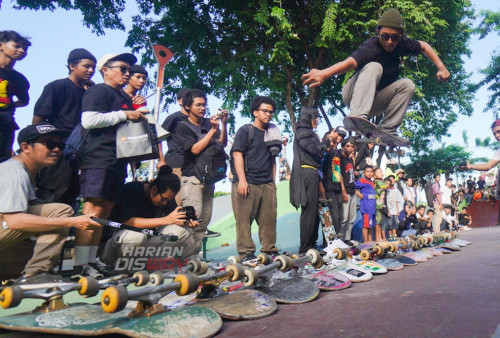 Sebanyak 500 Skateboarder mengikuti pawai dari Taman Surya hingga Skatepark Surabaya, Jawa Timur, Selasa 21 Juni 2022. Sebanyak 500 Skateboarder tersebut melakukan konvoi untuk memperingati Skateboard World Day 2022. 