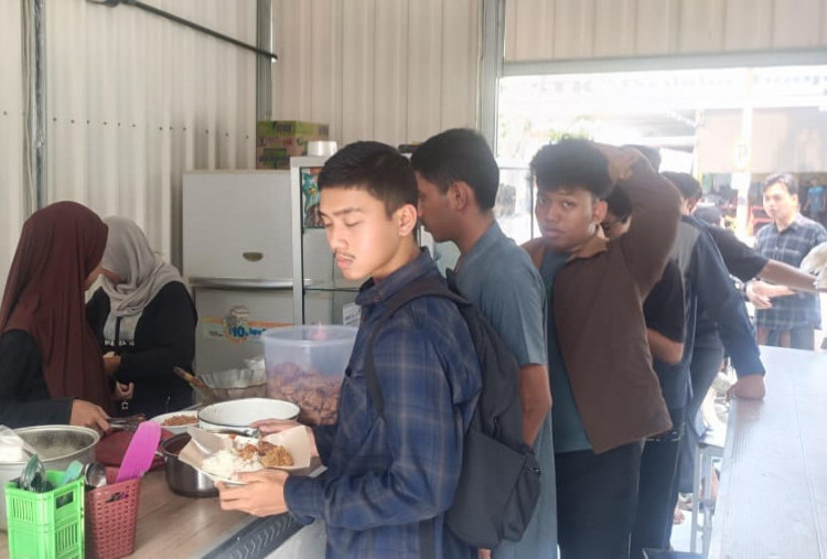 Alumni ITS Gelar Jumat Berkah Ke-16 Bagikan Makanan Gratis untuk Mahasiswa dan Masyarakat di Surabaya