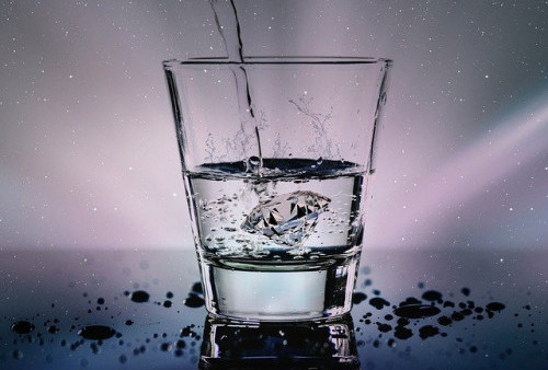 Jangan Diremehkan, Ini 5 Manfaat Minum Air Hangat Secara Rutin