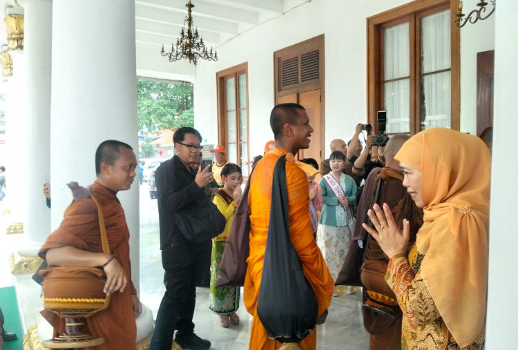 Singgah di Grahadi, Rombongan Biksu Walk for Peace dari Empat Negara Serukan Perdamaian Dunia 