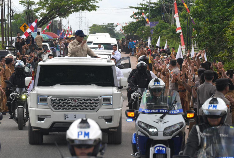 Prabowo Kunjungi Sekolah Rakyat 9 Banjarbaru, Disambut Yel-Yel dari Siswa