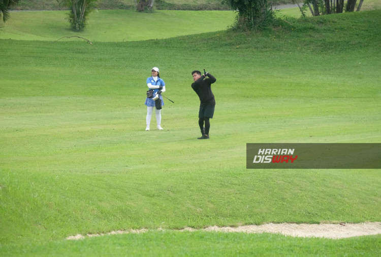 Selain itu, perkembangan teknologi dan fasilitas yang ada juga turut berkontribusi pada kemajuan golf di Surabaya. Banyak lapangan golf yang kini dilengkapi dengan teknologi terkini, seperti simulator golf di beberapa lokasi di Surabaya. Bahkan, ada aplikasi manajemen permainan yang memudahkan pemain untuk berlatih dan berkompetisi. 
 “Itu salah satu keuntungannya (teknologi golf), jadi atlet muda bisa berlatih dan belajar menjadi golfer profesional. Karena memang itu tujuan utama kami saat ini,” sambung Novan.
 
Pemerintah Kota (Pemkot) Surabaya juga berperan aktif dalam mendukung perkembangan olahraga golf di Surabaya. Piala Wali Kota Golf pada November 2024 dan  beberapa kali Pemkot Surabaya  berkolaborasi dengan komunitas dan penyedia lapangan golf untuk menggelar turnamen bertema sosial dan lingkungan menjadi bukti

  Foto : Boy Slamet- Harian Disway

