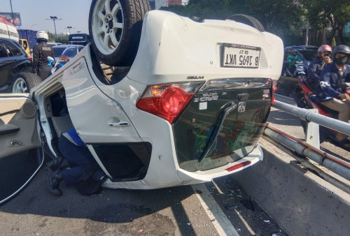 Lagi, Kecelakaan Terjadi di Tol Dalam Kota: Brio Putih Terguling Sebabkan Macet Panjang