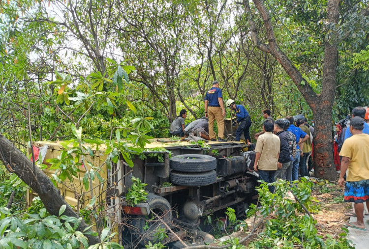 Mobil Box Terguling di Tangerang, Diduga Sopir Mengantuk