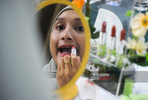 Selama ini bahan-bahan natural tersebut selain mempunyai kandungan antioksidan untuk kulit juga bisa melembabkan di area bibir. 