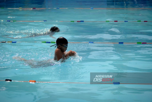 Peserta beradu kecepatan menuju garis finis saat mengikuti kompetisi Fun With Swimming di Citraland, Surabaya, Jawa Timur, Sabtu, 9 September 2023. Lomba renang yang menggandeng FIKK Unesa diikuti sebanyak 375 peserta itu merupakan acara tahunan untuk mewadahi peserta non atlet (wajib tidak memiliki NISDA atau nomor induk atlet), sebagai motivasi untuk peserta non atlet, semua peserta mendapatkan medali. (Julian Romadhon/Harian Disway)