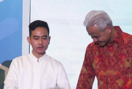 Gibran Sentil Ganjar tentang Komputer Jadul di SMK Solo