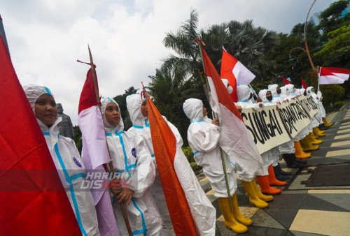 Sebanyak 30 Aktivis Lingkungan dari berbagai elemen mahasiswa se-Jawa Timur dari Universitas Brawijaya, Universitas turnojoyo Madura, Untag Surabaya dan Universitas Airlangga yang tergabung dalam Badan Riset Urusan Sungai Nusantara (BRUIN) melakukan aksi kampanye dengan menggunakan APD putih dan membawa Poster yang bertuliskan 