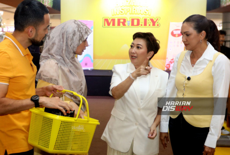 Donna Agnesia (kanan), Indy Barends (2 dari kanan), Shireen Sungkar, dan Teuku Wisnu (kiri), para pelanggan setia MR.D.I.Y., menghadiri acara Bazaar Inspirasi di Revo Mall Bekasi (27/6), yang diselenggarakan untuk menggaungkan kampanye terbaru MR.D.I.Y. Indonesia, “Inspirasi buat yang Ada Aja Idenya”. Kampanye ini bertujuan mengajak keluarga Indonesia untuk melihat bahwa inspirasi tidak harus datang dari hal besar. Lewat momen sehari-hari seperti memperbaiki peralatan rumah atau berkreasi bersama anak, banyak ide sederhana yang dapat memberi dampak positif bila diwujudkan. MR.D.I.Y. ingin menjadi mitra keluarga Indonesia dalam setiap proses tersebut.