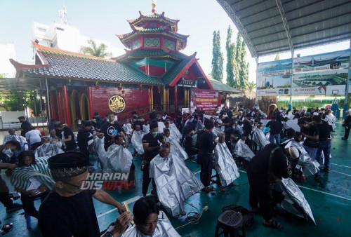 Suasana potong rambut gratis di Masjid Muhammad Cheng Hoo, Surabaya, Jawa Timur, Senin (10/4/2023). Kegiatan berbagi dan potong rambut massal secara gratis dalam bulan Ramadhan yang digelar oleh Ngaji Komunitas Salon (Ngasal) Surabaya tersebut itu diikuti sekitar 500 orang anak yatim dan Duhafa. (foto: Julian Romadhon)