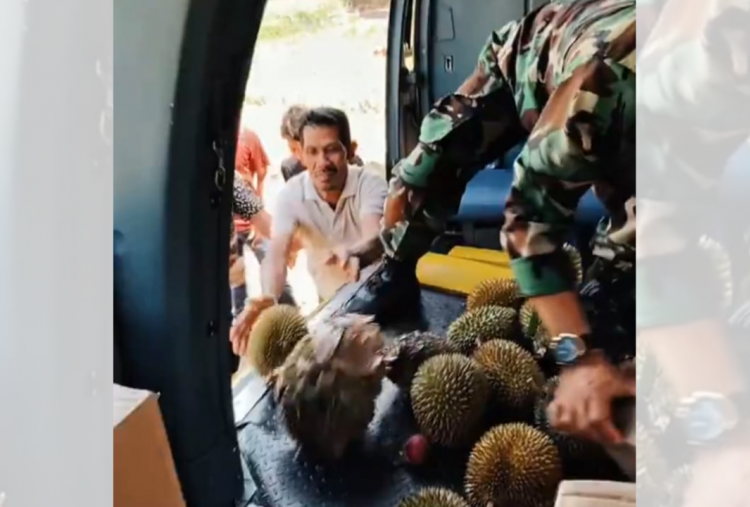 Momen Haru Helikopter BNPB Kirim Bantuan Logistik ke Aceh, Korban Banjir Justru Tetap Berbagi Hasil Panen ke Relawan