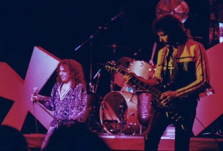 Tony Iommi Kenang Perseteruan John Bonham dan Ronnie James Dio, Hampir Berkelahi Gara-Gara Dipuji