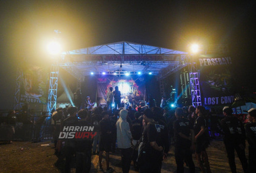 Suasana Konser Musik Surabaya Membara yang digelar di lapangan Lagoon Avenue Mall Sungkono, Surabaya, Jawa Timur, Kamis (6/10/2022) malam. Konser musik Surabaya Membara digelar dua hari hari, tanggal 5 hingga 6 Oktober 2022. Dalam acara tersebut melibatkan sejumlah Bonek untuk melakukan doa bersama untuk peristiwa Kanjuruhan Malang.