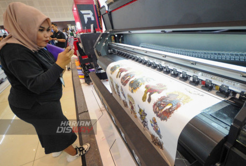 Pengunjung mendokumentasikan salah satu mesin Printing saat berlangsungnya Pameran Printing Expo 2023 yang digelar di Grand City Convex Surabaya, Jawa Timur, Kamis, 20 Juli 2023. Pameran bertaraf International Teknologi Percetakan dan Ekonomi Kreatif Terbesar di Indonesia Timur dan Indonesia Tengah, Surabaya Printing Expo (SPE) 2023 digelar selama 4 hari kedepan, dari Kamis 20 hingga 23 Juli 2023 dengan melibatkan 150 perusahaan dimana 5 perusahaan diantaranya merupakan UMKM.