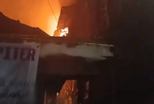 Kebakaran Landa Pemukiman Padat Penduduk di Kota Bambu Utara, 16 Unit Damkar Diturunkan