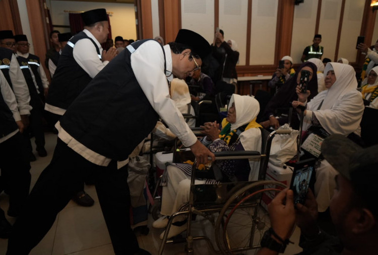 Lepas Kloter Perdana Jamaah Haji Indonesia, Menag: Jaga Niat, Kesehatan, dan Kekompakan