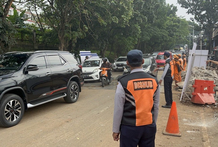 ‘Nyawa’ Akses Jakarta-Depok, Imbas Jalan Lenteng Agung Amblas Makan Waktu Berjam-jam