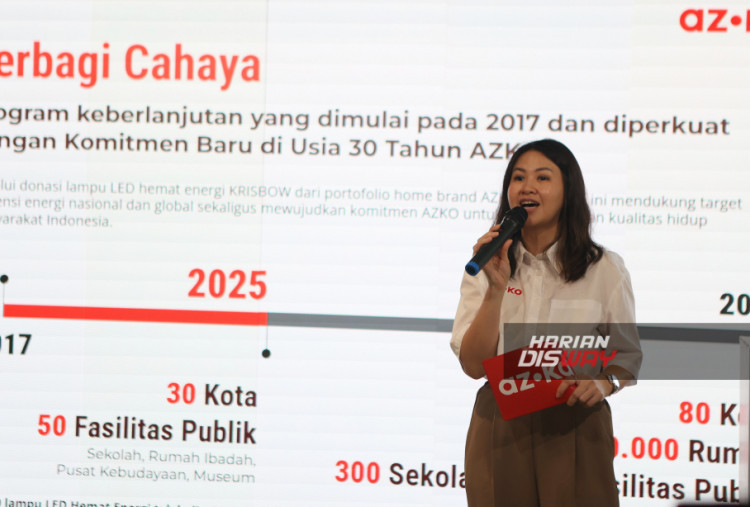 Komitmen tersebut kini ditingkatkan dengan target penyaluran 150.000 lampu LED hingga 2030 untuk 30.000 rumah, 300 sekolah, dan 300 fasilitas publik. Penguatan program ini dimulai dengan penyaluran terbaru di Kelurahan Kembangan Selatan, Jakarta Barat, di mana 2.500 lampu LED diberikan kepada 450 rumah warga yang berada di sekitar kantor pusat AZKO. HARITSAH ALMUDATSIR/HARIAN DISWAY