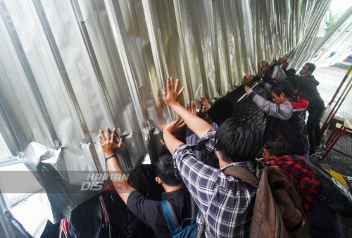 Sejumlah warga melakukan evakuasi pasca hujan deras yang disertai angin kencang merobohkan bangunan Sentra Kuliner di Bunderan Aloha Sidoarjo, Jawa Timur, Senin (28/11/2022). Hujan deras terjadi sekitar pukul 11.49 Wib. Informasi yang didapat dilokasi terjadinya atap Sentra Kuliner roboh, timpa 11 kendaraan bermotor berada di kawasan bunderan Aloha, Sidoarjo.