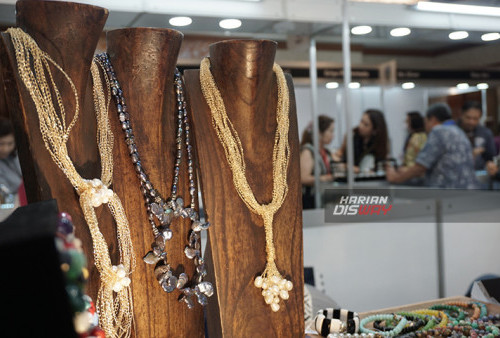Motif Etnik Curi Perhatian di Surabaya International Jewellery Fair 2023