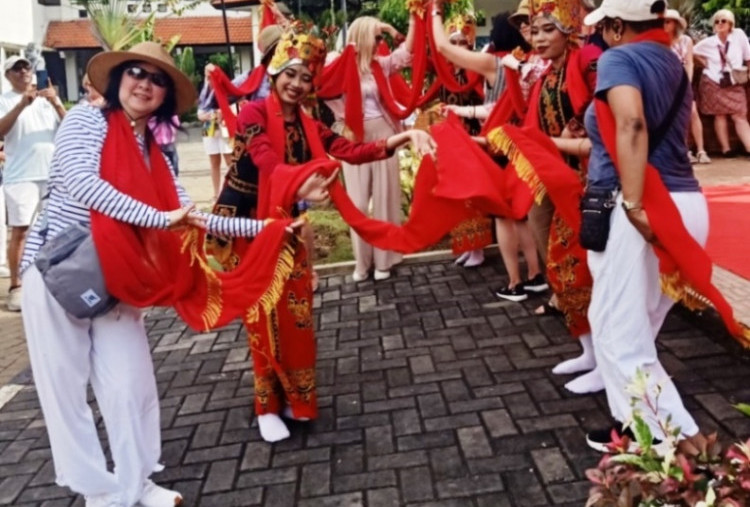 7 Jam Menemani Wisatawan Asing Pelesiran di Surabaya, Sidoarjo, & Trowulan: Harus Taat Jadwal dan Tepat Waktu