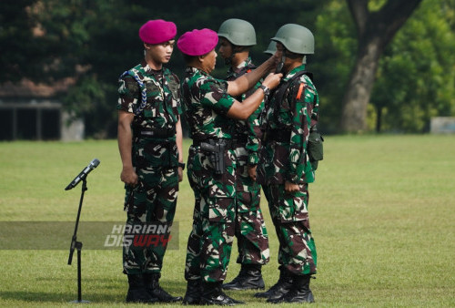 Dalam amanatnya, Komandan Kodiklatal menyampaikan bahwa salah satu strategi pertahanan negara yang saat ini dilaksanakan oleh Indonesia dalam menghadapi perkembangan dinamika lingkungan stategis, strategi Sistem Pertahanan dan Keamanan Rakyat Semesta (Sishankamrata) yang melibatkan pengelolaan seluruh sumber daya nasional yang meliputi segenap sumber daya manusia, sumber daya alam, sumber daya buatan, serta sarana dan prasarana nasional di seluruh NKRI sebagai satu kesatuan pertahanan dalam menanggulangi ancaman. (foto: Julian Romadhon)
