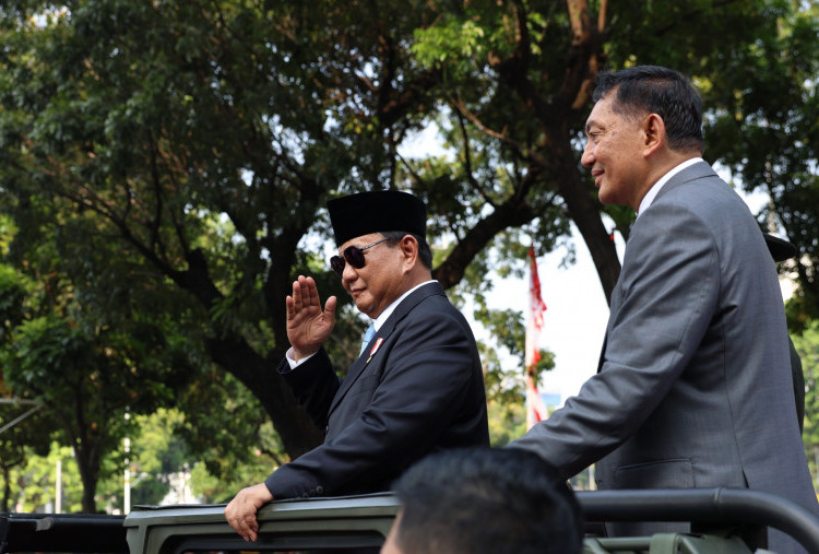 Antusias Warga Sambut Prabowo dan Menhan Sjafrie Naik Maung Usai Serah Terima Jabatan