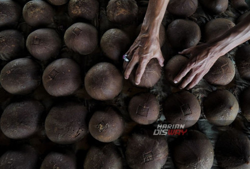 Pekerja menata gula jawa yang usai di proses dan siap dipasarkan di Kediri Jawa Timur, Kamis, 14 September 2023. Usaha produksi gula jawa mulai berkembang di Kediri itu mampu menghasilkan gula jawa sebanyak 2 hingga 3 ton per hari dengan harga jual Rp 6.500 per kg. (Julian Romadhon/Harian Disway)