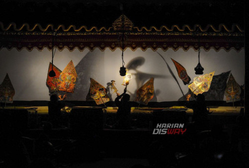 Wayang kulit layar panjang dengan tiga dalang Ki Cahyo Kuntadi, Ki Rido Widhiono dan Ki Yanuar Finsa menunjukan aksi permainan wayangnya di Pendopo Taman Budaya Jawa Timur, Surabaya, Jumat, 20 Oktober 2023. Pagelaran Wayang Layar Panjang dengan tiga dalang asal Institut Seni Indonesia (ISI) Surakarta tersebut mengusung lakon Jaka Kembang Kuning yang digelar oleh Dinas Kebudayaan dan Pariwisata (Disbudpar) Jatim melalui UPT.Taman Budaya. Pergelaran wayang kulit kali ini mengambil cerita panji untuk merangkul generasi muda dalam melestarikan wayang dan cerita panji. Sementara sasaran kegiatan pergelaran wayang tersebut adalah masyarakat pecinta wayang yang ada di Kota Surabaya dan sekitarnya serta penonton youtube cannel YT Cak Durasim. (Julian Romadhon/Harian Disway)