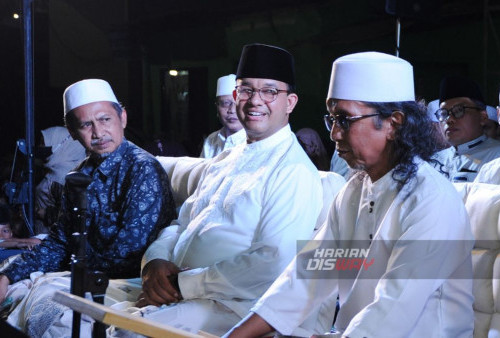 Anies Baswedan mengikuti sholawatan di Ponpes Nderesmo, Sidosermo, Surabaya, Jawa Timur, Minggu, 1 Oktober 2023 malam. Dalam kunjungan Anies Baswedan tersebut dalam rangka meresmikan Posko ASWAJA. Peresmian Posko Aswaja (Anies Wajib Jadi) itu menjadi rangkaian kegiatan Bacapres Anies selama di Surabaya. (Julian Romadhon/Harian Disway)
