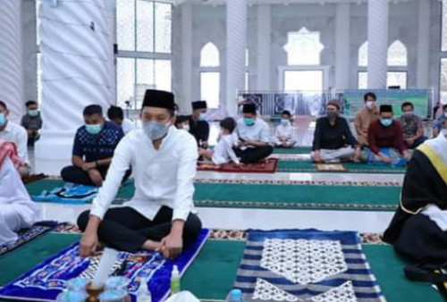 Bupati Panca Melaksanakan Salat Idul Adha di Desa Sukaraja