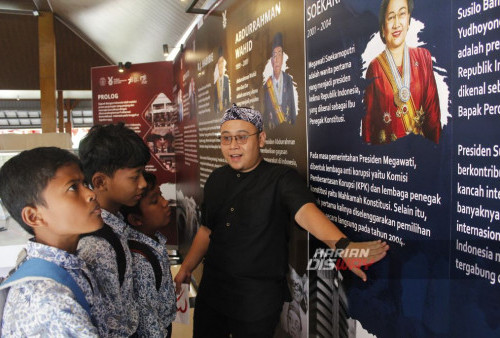 Pelajar mengunjungi pameran bersama bertema Merenda Makna Kemerdekaan di Museum dr. Soetomo Jalan Bubutan, Surabaya, Jawa Timur, Jumat 25 Agustus 2023. Pameran yang memajang koleksi dari Museum Rumah Pengasingan Bung Karno Ende, Museum Pangeran Diponegoro Yogyakarta, Museum Kepresidenan RI Balai Kriti Bogor, Museum Kebaharian Jakarta, dan Rumah dr. Soetomo. Pameran ini bertujuan untuk mengenalkan museum-museum yang turut ikut memamerkan koleksi-koleksinya. (Muchamad Ma'ruf Zaky/Harian Disway)