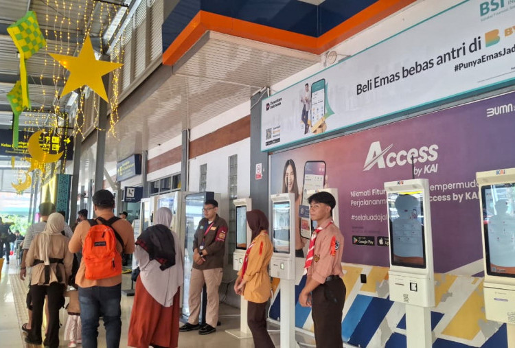 KAI Daop 8 Surabaya Bagikan Takjil Gratis bagi Penumpang KA Jarak Jauh hingga H-1 Lebaran