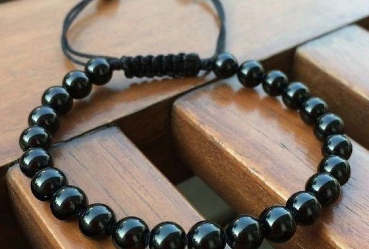 5 Makna Gelang Hitam di Tangan Kanan Perempuan