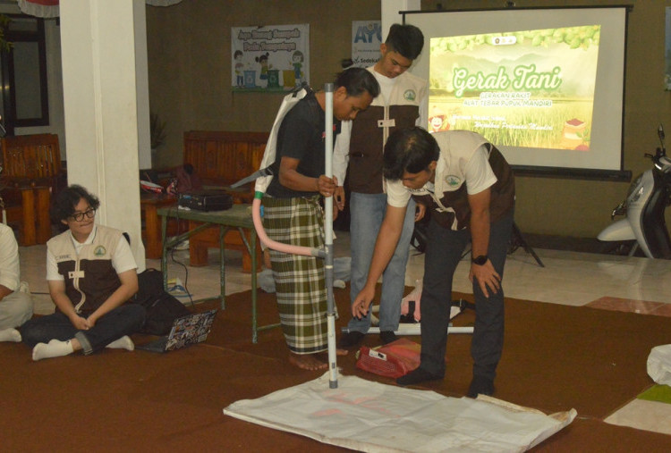 Mahasiswa UB Hibahkan Alat Tebar Pupuk untuk Tingkatkan Produktivitas Petani Desa Slamet Malang