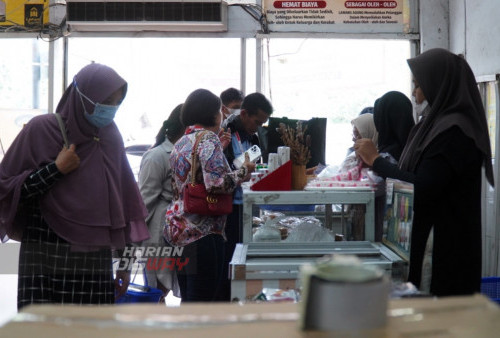 Sejumlah calon konsumen mengantri di kasir Toko Lawang Agung Surabaya, Jawa Timur, Selasa (28/3/2023). Toko milik Zuhair Salim ini dapat meraup omzet dua hingga tiga kali lipat selama bulan Ramadhan. (foto: Julian Romadhon)