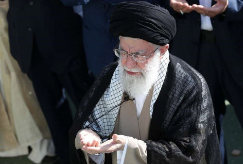Ayatollah Seyyed Ali Khamenei Pimpin Salat Idul Fitri 2024 di Taheran, Presiden Iran: Saya Berdoa Atas Kemenangan Masyarakat Gaza