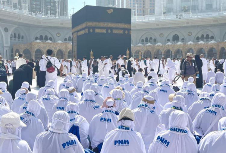 Bentuk Syukur Dapat Umroh dari PNM, Tangis Haru Nasabah PNM Mekaar di Sujud Pertama