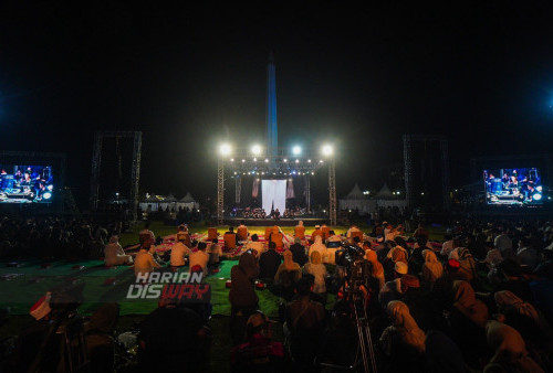 Ribuan penonton duduk di lapangan saat melihat Bang Bang Wetan diatas panggung pertunjukan Rajawali Waliraja di lapangan Tugu Pahlawan Surabaya, Jawa Timur, Jumat 23 September 2022 malam. Bangbang Wetan bersama Teater Perdikan Yogyakarta, Gamelan Kiai Kanjeng, dan Komunitas Lima Gunung Magelang, akan menggelar pementasan drama kolosal berjudul WaliRaja RajaWali disutradarai Jujuk Prabowo dengan Emha Ainun Nadjib (Cak Nun) sebagai penulis naskah teater. Teater drama kolosal ini juga bercerita tentang kehidupan bermasyarakat dan bernegara, sekaligus berbicara soal kepemimpinan yang merupakan kebutuhan penting.