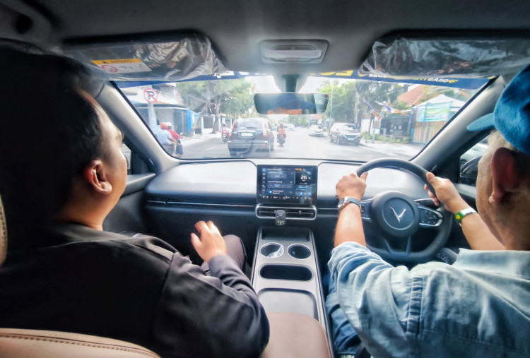 Pengalaman Pengunjung GIIAS 2026 Surabaya Jajal VinFast VF MPV 7, Puji Suspensi Empuk dan Kabin Lega