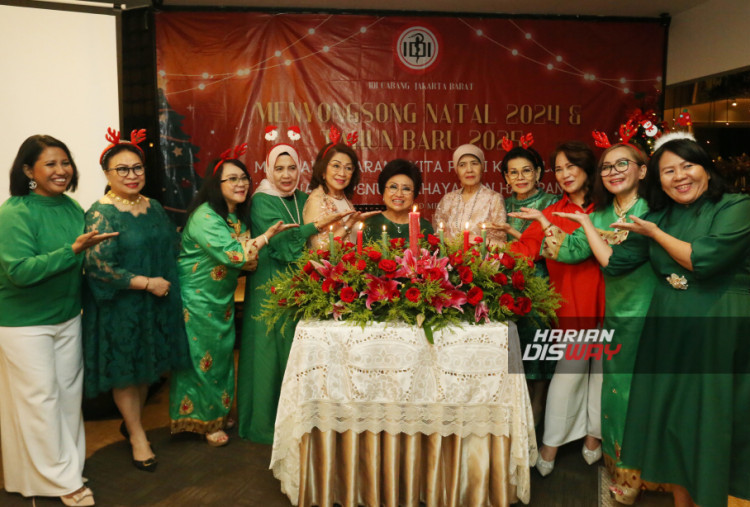 Dibuka dengan ibadah pra-Natal, rangkaian acara dilanjutkan dengan resepsi dan ramah tamah. Hadir dalam perayaan tersebut Patris R A. Rumbayan dari Perkumpulan Perempuan-Perempuan Tanah Minahasa dan juga Joyce dari Perkumpulan Istri Purnawirawan Sulawesi Utara.