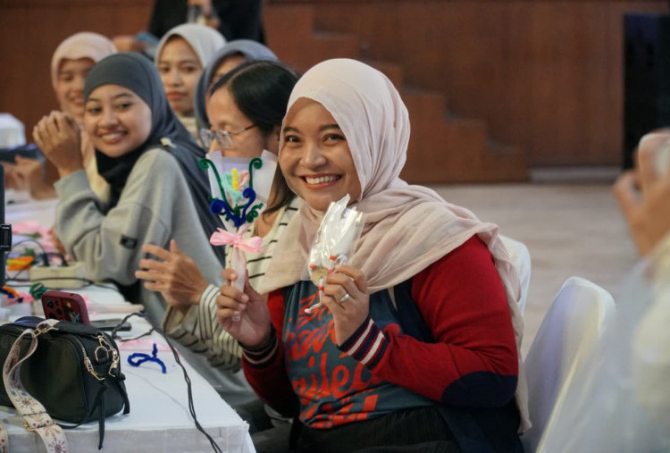 Puluhan Ramaikan Workshop Pipe Flowers dalam Swarabaya Fest di Balai Pemuda Surabaya