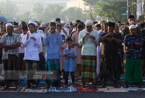 Umat Islam melaksanakan shalat Idul Fitri 1443 Hijriah di ruas Jalan Indrapura Surabaya, Jawa Timur, Senin (2/5). Wali Kota Surabaya Eri Cahyadi telah mengeluarkan surat edaran (SE) tentang Panduan Penyelenggaraan Shalat Idul Fitri 1443 Hijriah di Kota Pahlawan. Eri menyatakan, Shalat Idul Fitri boleh dilaksanakan di masjid atau lapangan terbuka dengan penerapan protokol kesehatan secara ketat. Foto: Julian Romadhon