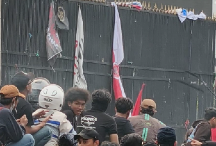 TEGANG! Massa Goyang Pagar Gedung DPR, Elemen Mahasiswa hingga Aktivis Perempuan Sampaikan Tuntutan