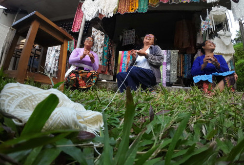 Tradisi Merajut Perempuan Tampaksiring Bali